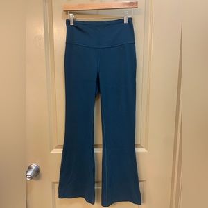 Like new Lululemon Nulu Groove Pants Size 6 Submarine